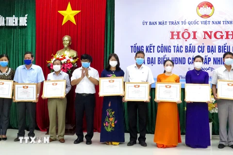 Ủy ban Mặt trận Tổ quốc Việt Nam tỉnh Thừa Thiên-Huế đã tặng bằng khen cho tập thể có nhiều thành tích trong công tác bầu cử đại biểu Quốc hội khóa XV và bầu cử đại biểu Hội đồng Nhân dân các cấp nhiệm kỳ 2021-2026. (Ảnh: Tường Vi/TTXVN)