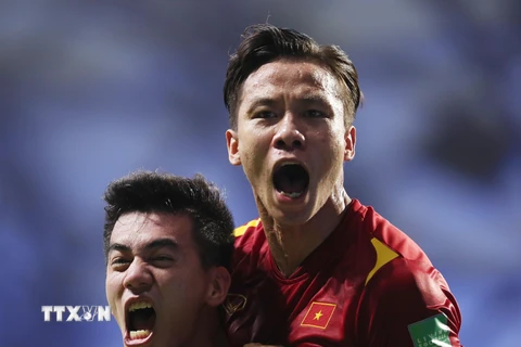 Hậu vệ Quế Ngọc Hải và tiền đạo Tiến Linh ăn mừng bàn thắng vào lưới đội tuyển Malaysia. (Ảnh: Hoàng Linh/TTXVN) 