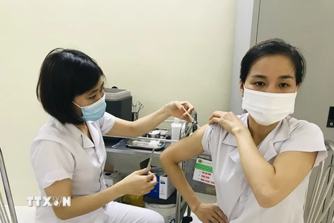 Tiêm vaccine phòng COVID-19 cho lực lượng tuyến đầu chống dịch tại Thanh Hóa. (Ảnh: Hoa Mai/TTXVN)