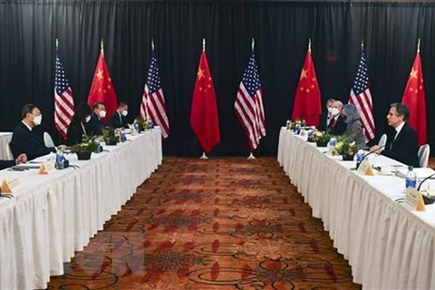 Quan chức Trung Quốc và Mỹ tại cuộc đối thoại ở Alaska. (Ảnh: AFP/TTXVN)