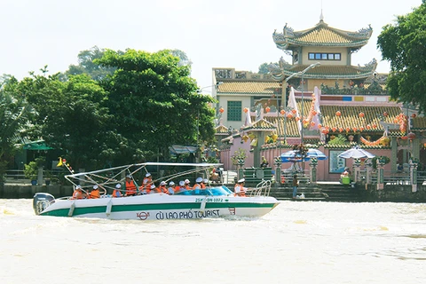 Khách du lịch đường sông ghé tham quan chùa Ông ở cù lao Phố, thành phố Biên Hòa, tỉnh Đồng Nai. (Nguồn: baodongnai.com.vn)