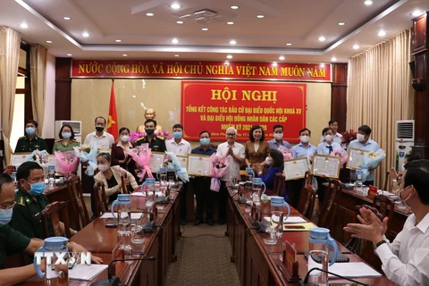 Ủy ban bầu cử tỉnh Bình Phước tặng bằng khen cho các cá nhân, tập thể có thành tích xuất sắc trong công tác bầu cử. (Ảnh: K GỬI H/TTXVN)