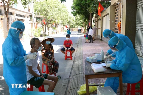 Người dân chờ đến lượt lấy mẫu xét nghiệm ở tổ dân phố Tân Quý, phường Thạch Quý, thành phố Hà Tĩnh. (Ảnh: Công Tường/TTXVN)