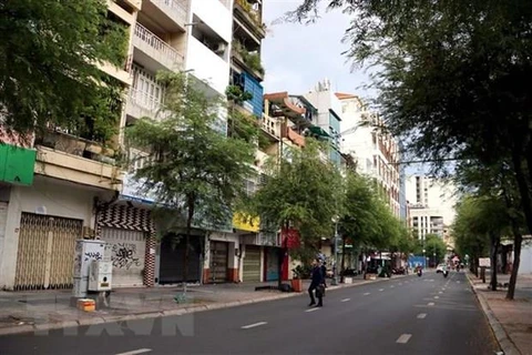 Tuyến đường Lê Thánh Tôn, quận 1, Thành phố Hồ Chí Minh vắng vẻ vì thực hiện giãn cách xã hội. (Ảnh: Thanh Vũ/TTXVN) 