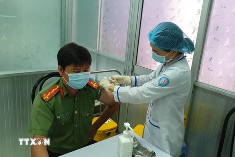 Tiêm vaccine phòng COVID-19 đợt 3 tại Trung tâm Kiểm soát bệnh tật tỉnh Trà Vinh. (Ảnh: Thanh Hòa/TTXVN)