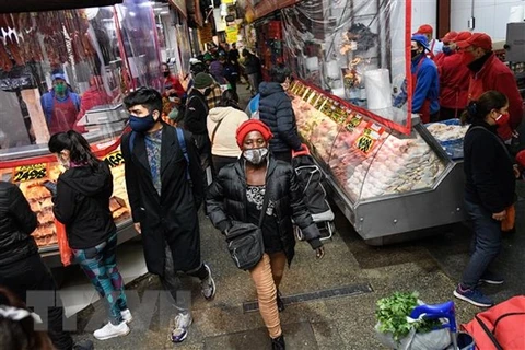 Người dân đeo khẩu trang phòng lây nhiễm COVID-19 tại một khu chợ ở Santiago, Chile, ngày 28/5/2020. (Nguồn: THX/TTXVN) 