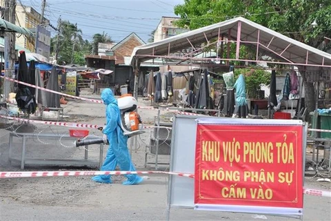 Phun thuốc khử khuẩn ở chợ Ba Dừa ở xã Long Trung, huyện Cai Lậy, tỉnh Tiền Giang. (Ảnh: Hữu Chí/TTXVN) 