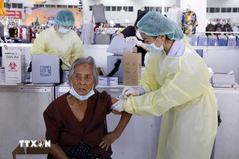Một nhân viên y tế tiêm vaccine cho người dân ở thủ đô Vientiane. (Ảnh: Phạm Kiên/TTXVN) 