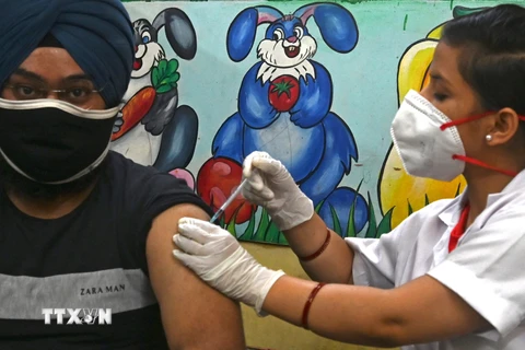 Tiêm chủng ngừa COVID-19 tại New Delhi, Ấn Độ, ngày 21/6/2021. (Ảnh: AFP/TTXVN)