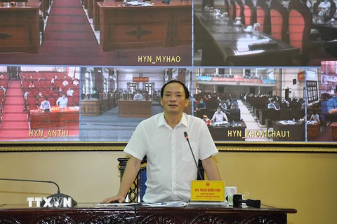 Chủ tịch Ủy ban Nhân dân tỉnh Hưng Yên Trần Quốc Văn phát biểu tại buổi họp ứng phó với dịch. (Ảnh: Đinh Tuấn/TTXVN)
