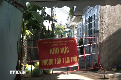 Phong tỏa khu vực xã Phước Lý, huyện Cần Giuộc, tỉnh Long An, nơi nghi có 18 ca dương tính COVID-19. (Ảnh: Thanh Bình/TTXVN)
