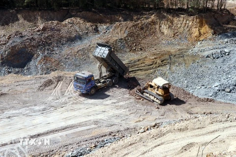 Công ty TNHH Xây dựng Đồng Tâm tiến hành hoàn thổ nhằm xóa dấu vết đối với diện tích đã vi phạm khai thác quá độ sâu tại mỏ đất ở phường Thủy Phương, thị xã Hương Thủy. (Ảnh: Đỗ Trưởng/TTXVN)