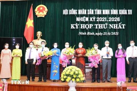 Tặng hoa chúc mừng các đồng chí vừa được bầu giữ chức vụ chủ chốt của tỉnh Ninh Bình. (Ảnh: Đức Phương/TTXVN)