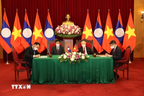 Lễ ký Thỏa thuận hợp tác giữa hai Văn phòng Trung ương của hai Đảng giai đoạn 2021-2025. (Ảnh: Trí Dũng/TTXVN) 