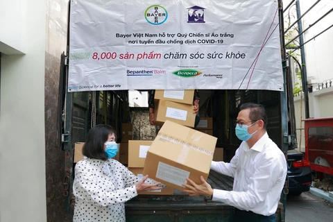 Đại diện Bayer Việt Nam phối hợp cùng Hội Phụ nữ từ thiện Thành phố Hồ Chí Minh (WOCA) trao tặng 8.000 sản phẩm tự chăm sóc sức khỏe cho Trung tâm Kiểm soát Bệnh tật Thành phố Hồ Chí Minh. (Nguồn: Vietnam+)