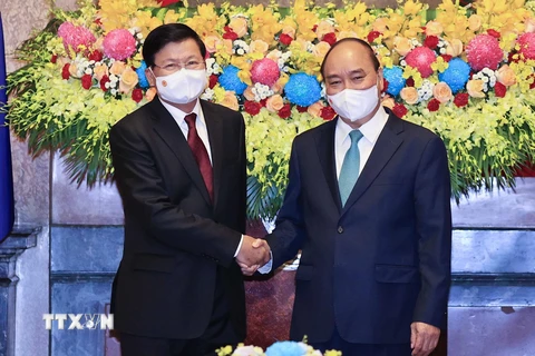 Chủ tịch nước Nguyễn Xuân Phúc hội kiến Tổng Bí thư, Chủ tịch nước Lào Thongloun Sisoulith. (Ảnh: Thống Nhất/TTXVN) 