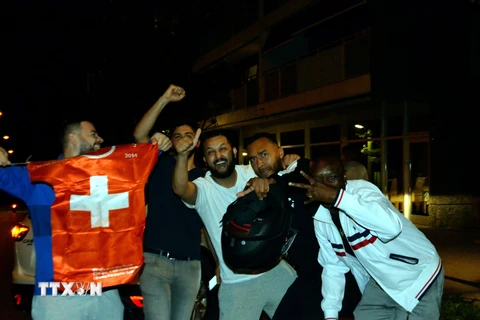 Người dân Thụy Sĩ đổ ra đường ăn mừng chiến thắng đêm 28/6. (Ảnh: Tố Uyên/TTXVN)