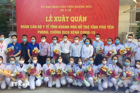Đoàn cán bộ, nhân viên y tế tỉnh Khánh Hòa trước giờ xuất phát ra Phú Yên. (Ảnh: Tiên Minh/TTXVN)
