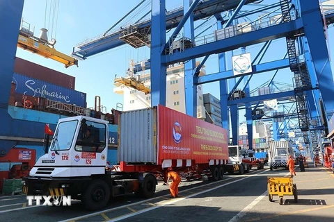 Bốc xếp container hàng hóa xuất nhập khẩu tại cảng Tân Cảng-Cát Lái, Thành phố Hồ Chí Minh. (Ảnh Thanh Vũ/TTXVN) 