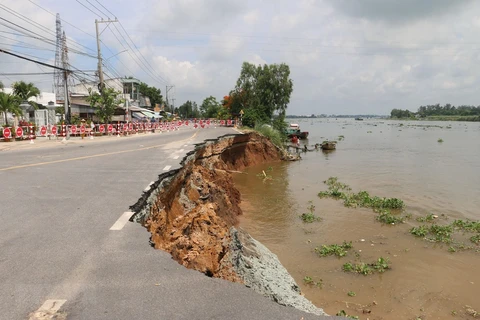 Hiện trường vụ sạt lở Quốc lộ 91 đoạn qua xã Bình Mỹ, huyện Châu Phú, tỉnh An Giang. (Ảnh: Công Mạo/TTXVN)