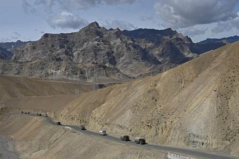 Đoàn xe quân sự của Ấn Độ di chuyển dọc cao tốc Srinagar-Leh, biên giới giữa Ấn Độ và Trung Quốc ngày 29/6/2020. (Ảnh: AFP/TTXVN) 
