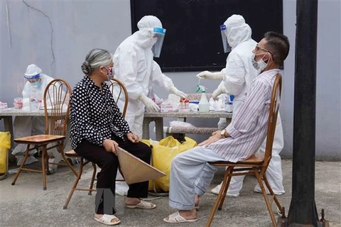 Lực lượng y tế lấy mẫu xét nghiệm cho người dân ở Hưng Yên. (Ảnh: Đinh Tuấn/TTXVN) 