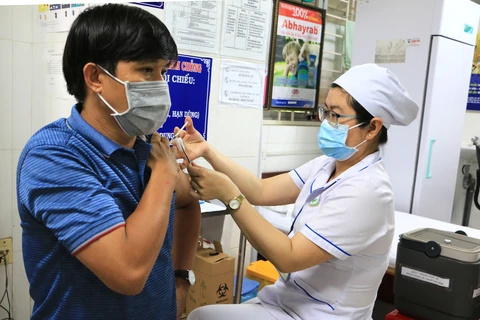Tỉnh Vĩnh Long tiêm vaccine phòng COVID-19 cho lực lượng giáo viên làm nhiệm vụ coi thi. (Ảnh: Lê Thúy Hằng/TTXVN)
