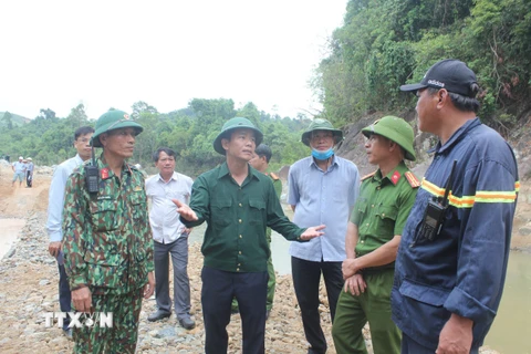 Chủ tịch UBND tỉnh Thừa Thiên-Huế Nguyễn Văn Phương kiểm tra, chỉ đạo công tác tìm kiếm. (Ảnh: TTXVN phát)