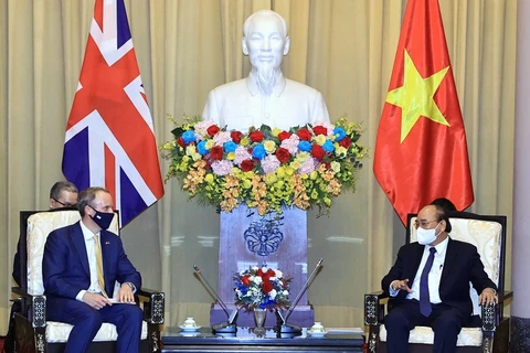Chủ tịch nước Nguyễn Xuân Phúc tiếp Bộ trưởng thứ nhất, Bộ trưởng Bộ Ngoại giao và Phát triển Liên hiệp Vương quốc Anh và Bắc Ireland Dominic Raab đang thăm chính thức Việt Nam. (Ảnh: Thống Nhất/TTXVN)