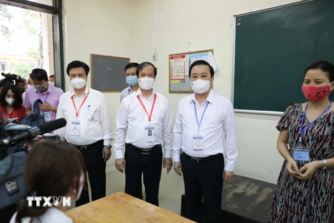 Bộ trưởng Bộ Giáo dục và Đào tạo Nguyễn Kim Sơn kiểm tra tại điểm thi trường THPT Chu Văn An (Hà Nội). (Ảnh: Thanh Tùng/TTXVN)
