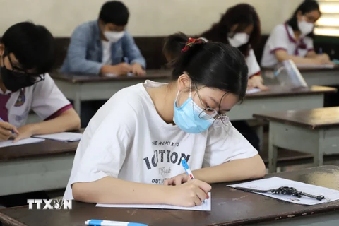 Các thí sinh làm bài thi tại điểm thi trường Trung học phổ thông Trưng Vương (Quận 1, Thành phố Hồ Chí Minh). (Ảnh: Hồng Giang/TTXVN)