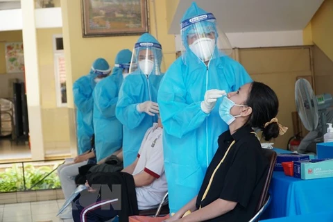 Xét nghiệm COVID-19 cho người dân tại Thành phố Hồ Chí Minh. (Ảnh: Thu Hương/TTXVN) 