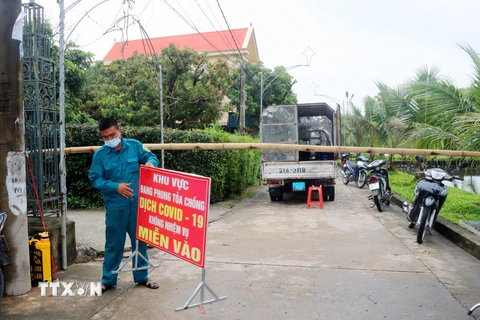 Lực lượng chức năng tháo dỡ điểm chốt tại thôn 1 Phú Đa, xã Công Lý, huyện Lý Nhân. (Ảnh: Nguyễn Chinh/TTXVN)