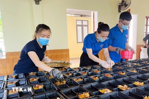 Đoàn viên, thanh niên huyện Hưng Nguyên (Nghệ An) chia khẩu phần các thức ăn để phục vụ bệnh nhân mắc COVID-19 và y, bác sỹ cùng lực lượng tuyến đầu đang làm nhiệm vụ tại Bệnh viện dã chiến số 1. (Ảnh: Tá Chuyên/TTXVN)