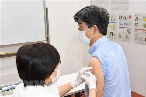 Tiêm vaccine ngừa COVID-19 tại Tokyo, Nhật Bản. (Ảnh: AFP/TTXVN)