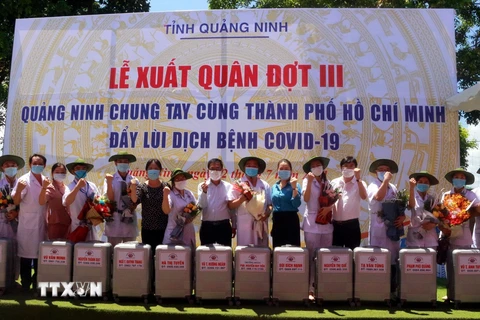 Các bác sỹ tỉnh Nghệ An thể hiện sự quyết tâm cùng Thành phố Hồ Chí Minh khống chế dịch COVID-19. (Ảnh: Văn Tý/TTXVN) 