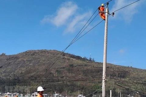 Nhân viên điện lực khẩn trương khắc phục sự cố trên lưới điện tại Quảng Ngãi hồi năm 2020. (Ảnh: Lê Ngọc Phước/TTXVN)