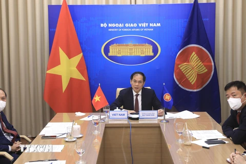 Bộ trưởng Ngoại giao Bùi Thanh Sơn dự hội nghị trực tuyến đặc biệt Bộ trưởng Ngoại giao ASEAN-Hoa Kỳ. (Ảnh: Lâm Khánh/TTXVN) 