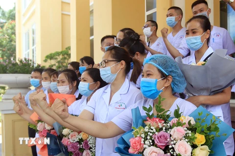 Các y bác sỹ thành phố Hải Phòng thể hiện lòng quyết tâm trước khi vào Thành phố Hồ Chí Minh hỗ trợ phòng, chống dịch. (Ảnh: An Đăng/TTXVN) 