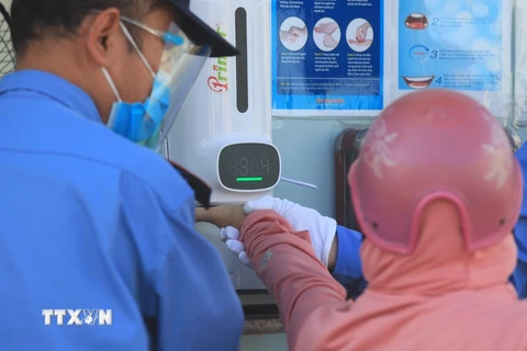 Lực lượng bảo vệ hướng dẫn công nhân đo thân nhiệt và rửa tay bằng dung dịch sát khuẩn được đặt ngay tại cổng trước khi vào công ty. 
