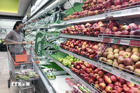 Người tiêu dùng chọn mua rau củ quả tại siêu thị ở Thành phố Hồ Chí Minh. (Ảnh: Mỹ Phương/TTXVN)