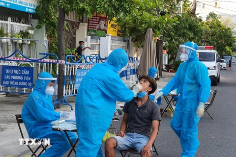 Cán bộ y tế của Trung tâm Kiểm soát Bệnh tật tỉnh Khánh Hòa lấy mẫu xét nghiệm PCR trong khu phong tỏa tạm thời trên địa bàn thành phố Nha Trang. (Nguồn: TTXVN)