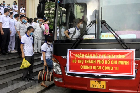 Đoàn cán bộ y tế, giảng viên và sinh viên tỉnh Thái Bình lên đường hỗ trợ Thành phố Hồ Chí Minh chống dịch. (Ảnh: Thế Duyệt/TTXVN) 