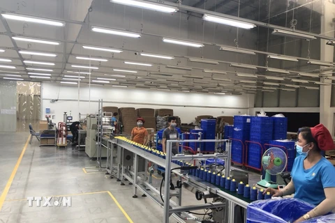 Công nhân Công ty Gunzetal Việt Nam ở Bình Dương lên dây chuyền sản xuất đảm bảo đầy đủ các vị trí công việc. (Nguồn: TTXVN)