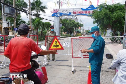 Quyết liệt kiểm soát người ra vào địa bàn trong thời gian thực hiện Chỉ thị 16 nhằm góp phần dập dịch COVID-19 ở Tiền Giang. (Ảnh: Hữu Chí/TTXVN)