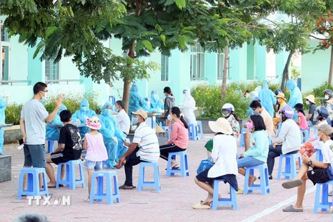 Người dân phường 11 (Thành phố Vũng Tàu) xét nghiệm tại điểm trường Tiểu học Thắng Nhất (Phường 11, thành phố Vũng Tàu). (Ảnh: TTXVN phát)