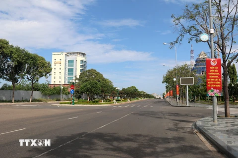 Tuyến đường Nguyễn Tất Thành trung tâm thành phố Phan Thiết, tỉnh Bình Thuận trong ngày đầu thực hiện giãn cách xã hội theo quy định. (Ảnh: Nguyễn Thanh/TTXVN) 