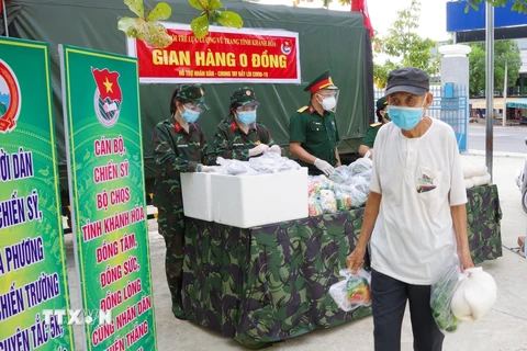 Người dân xã Phước Đồng, thành phố Nha Trang, tỉnh Khánh Hòa nhận hỗ trợ gạo và nhu yếu phẩm từ gian hàng 0 đồng do Bộ Chỉ huy Quân sự tỉnh Khánh Hòa tổ chức. (Nguồn: TTXVN) 