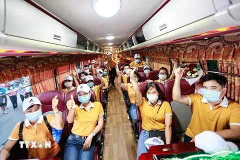 26 cán bộ y tế của tỉnh Hòa Bình với tinh thần lạc quan, quyết tâm lên đường vào chi viện cho Thành phố Hồ Chí Minh chống dịch COVID-19. (Ảnh: Trọng Đạt/TTXVN) 