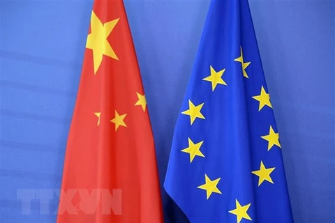 Quốc kỳ Trung Quốc (trái) và cờ Liên minh châu Âu (EU) tại Hội nghị thượng đỉnh EU-Trung Quốc tại Brussels, Bỉ ngày 29/6/2015. (Ảnh: AFP/TTXVN) 